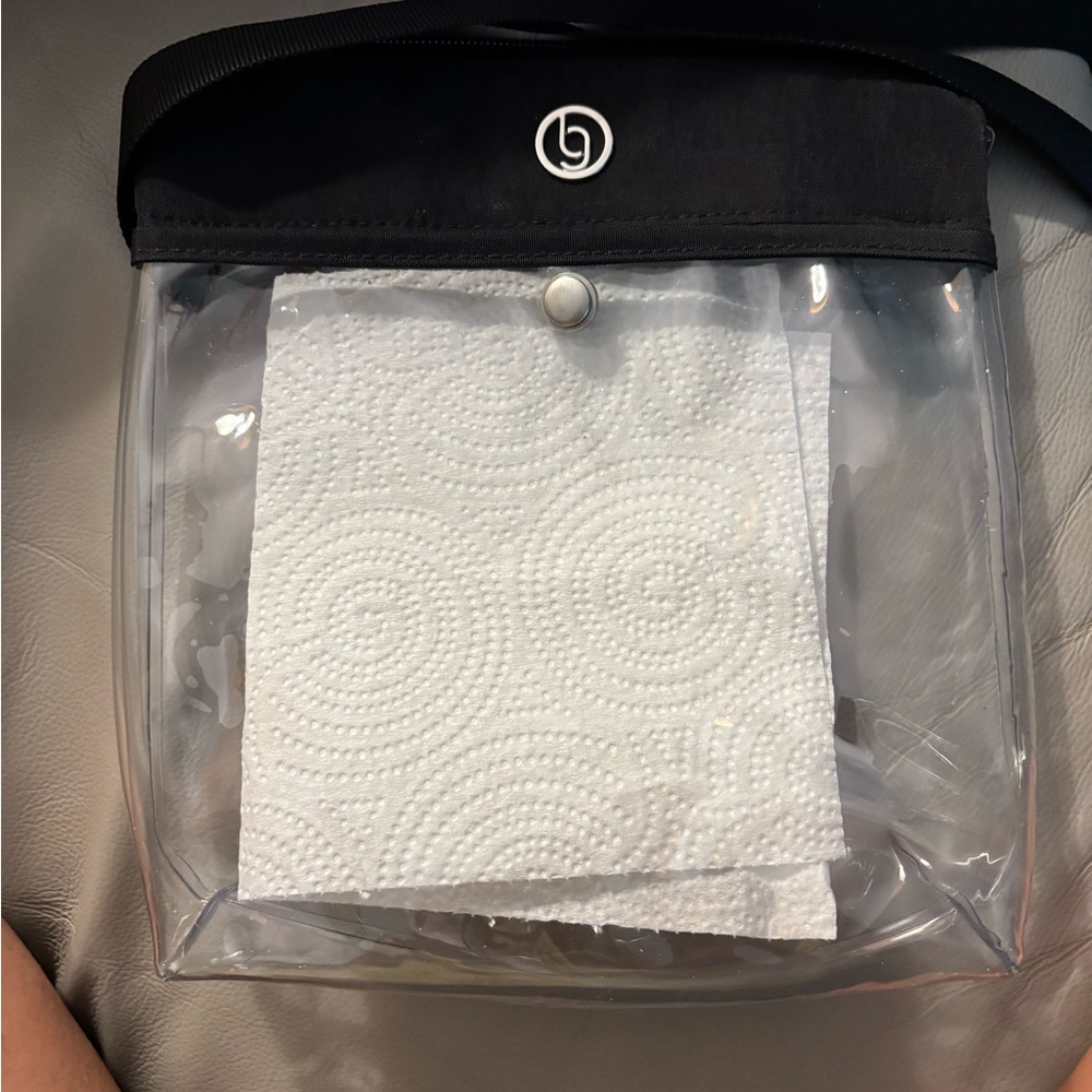 Baggallini clear crossbody bag. Approx 9”x9”x2”
Great for concerts or stadiums.